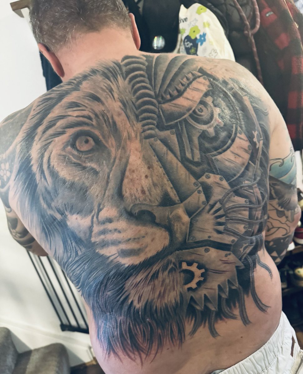 Hope y’all’s having a brilliant Monday.. couple more hours work on the back piece morning .. one session left :) Love you all 🩵