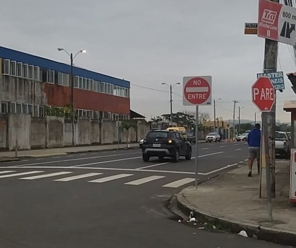 La poca o nula socialización sobre este cambio por parte de <a href="/ATMGuayaquil/">ATM Guayaquil</a> <a href="/ATM_Transito/">ATM TRÁNSITO</a>, sumado a la irresponsabilidad de los conductores generan situaciones como las de la imagen.
CC <a href="/GyeResponde/">Alcaldia Responde</a>