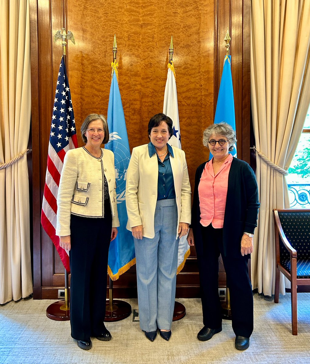 Very pleased to welcome Claudia Roda and Susan Perry from The American University of Paris – the newest 🇺🇸 University UNESCO Chair in Artificial Intelligence and Human Rights. Thrilled to have your expertise at @UNESCO for #AIforGood at such a critical moment.