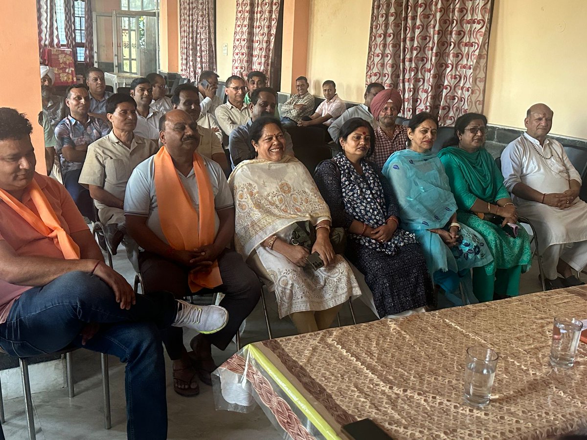 आज हिमाचल प्रदेश के काँगड़ा लोकसभा क्षेत्र में मंडल अध्यक्ष श्री सत्यप्रकाश सोनी जी की उपस्थिति में पार्टी के वरिष्ठ कार्यकर्ताओं के साथ बैठक की तथा वहां उपस्थित लोगों से मा. प्रधानमंत्री श्री @narendramodi जी के दूरदर्शी नेतृत्व में केंद्र में एक बार पुनः कमल खिलाने की अपील की।