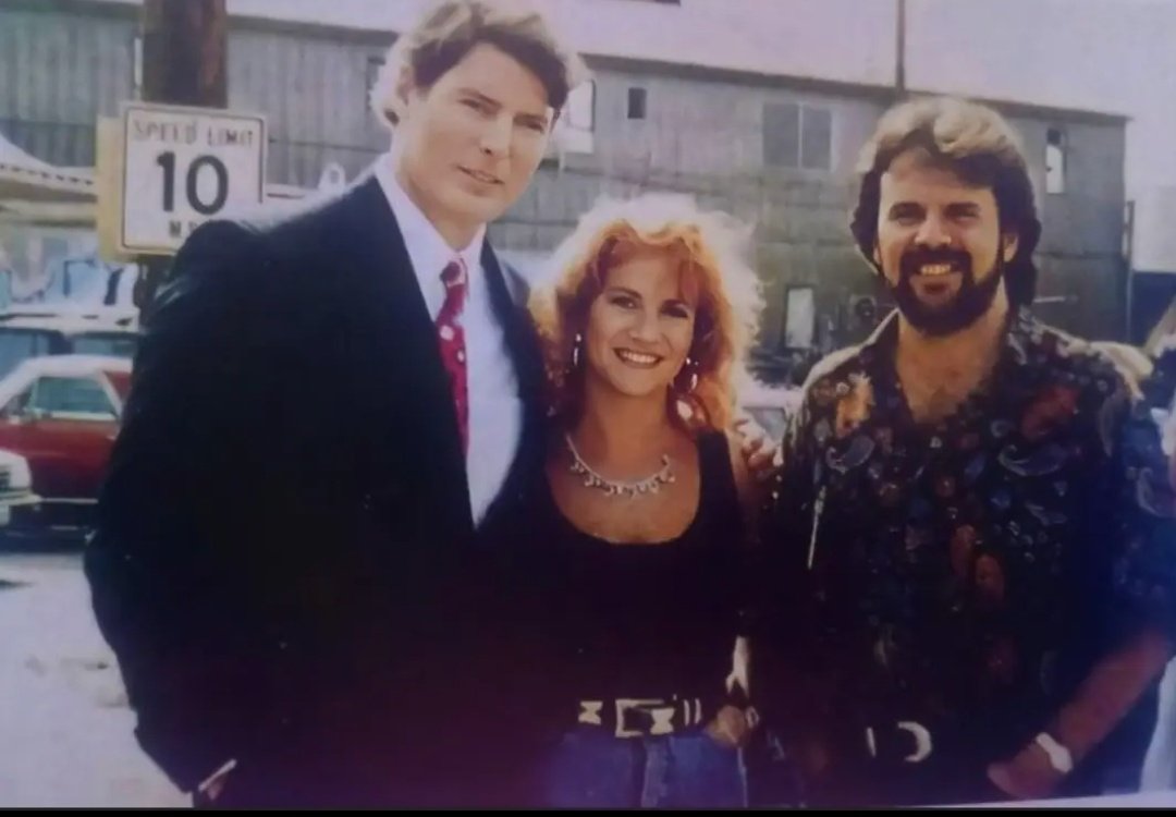 Christopher Reeve junto a Joaquín y Lucía Galán, alias Pimpinela en la grabación de su videoclip 'Heroína solitaria' (1992)