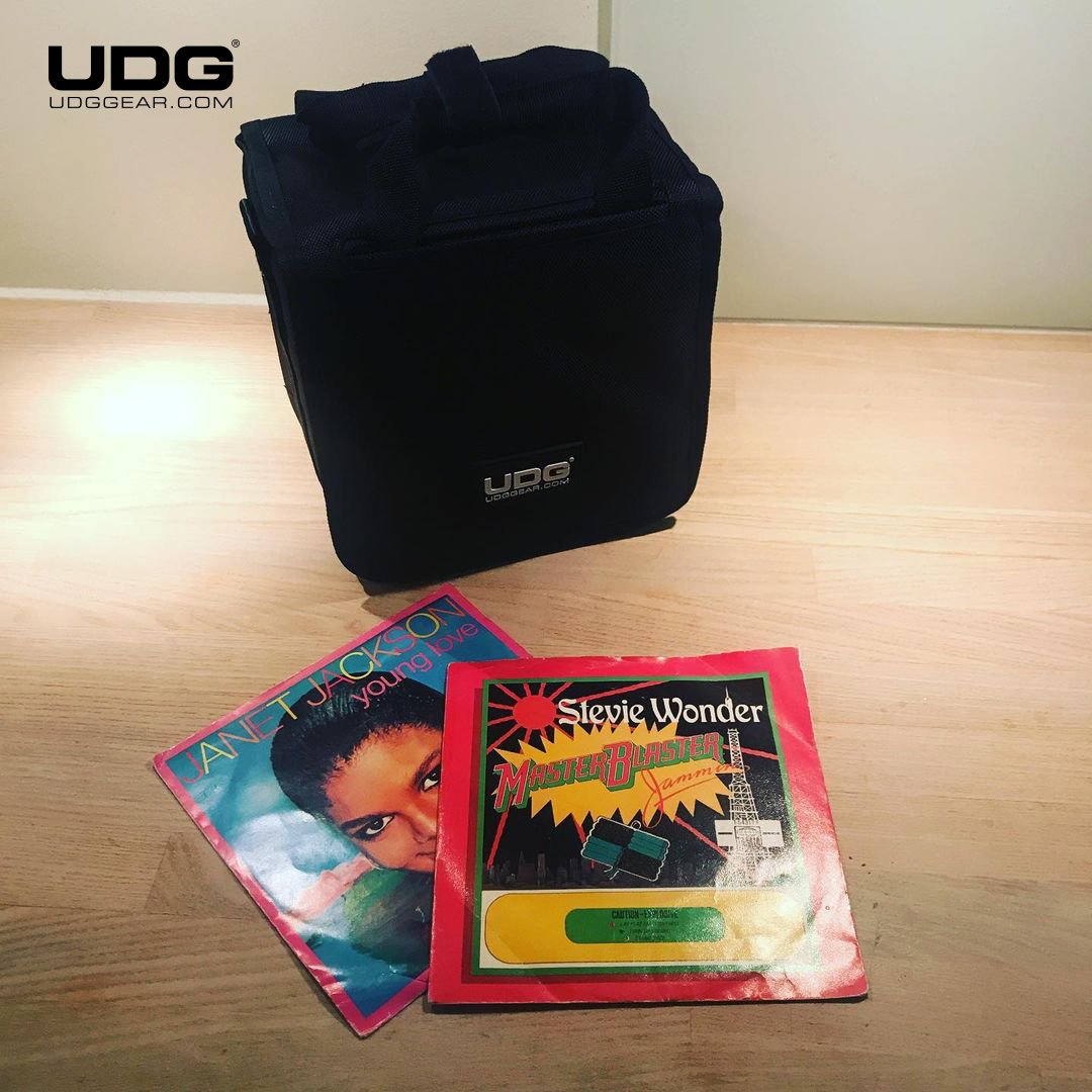 UDG Ultimate 7' SlingBag 60 Black 🎧 by @henrikrexhansen  #UDG #UDGGEAR #Deejay #Producer #DJLIFE #UDGonTheRoad #DJonTour #UDGreGram #45rpms #7inch #vinylbag #djshop #rekordbox #Serato #traktordj