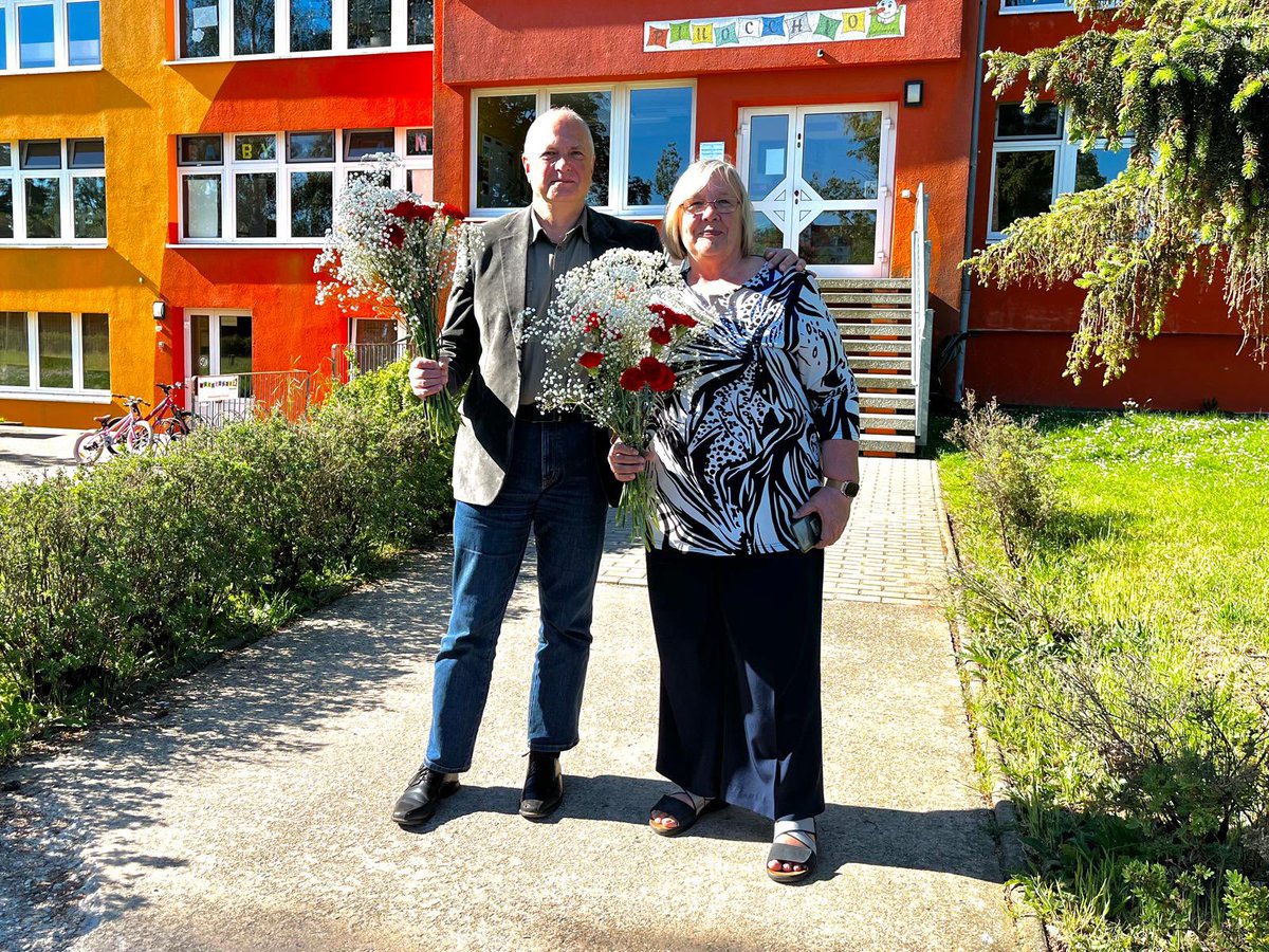 LinksfraktionSt's tweet photo. Anlässlich des Tages der #Kinderbetreuung haben wir heute eine kleine Tour durch einige Kitas gemacht, um einfach einmal DANKE zu sagen! Mit dabei waren u. a. @MonikaHohmann, @AndreasHenke4 sowie Thomas Lippmann.

#kitas #kindererziehung #tagderkinderbetreuung https://t.co/ow19RlWtkc