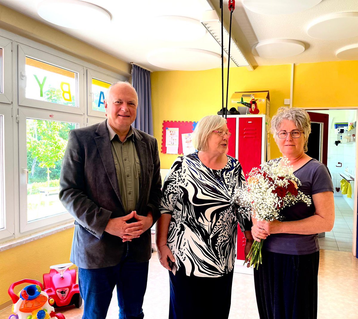 LinksfraktionSt's tweet photo. Anlässlich des Tages der #Kinderbetreuung haben wir heute eine kleine Tour durch einige Kitas gemacht, um einfach einmal DANKE zu sagen! Mit dabei waren u. a. @MonikaHohmann, @AndreasHenke4 sowie Thomas Lippmann.

#kitas #kindererziehung #tagderkinderbetreuung https://t.co/ow19RlWtkc