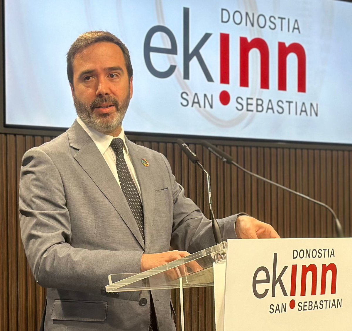 💥 El Consejero @JHurtadoGV resalta en la jornada #EkinnSanSebastián, la importancia del emprendimiento juvenil en el sector del comercio. ➕“La juventud no solo representa el futuro, sino también el presente de la sociedad, y son ellos quienes moldearán su dirección”.…