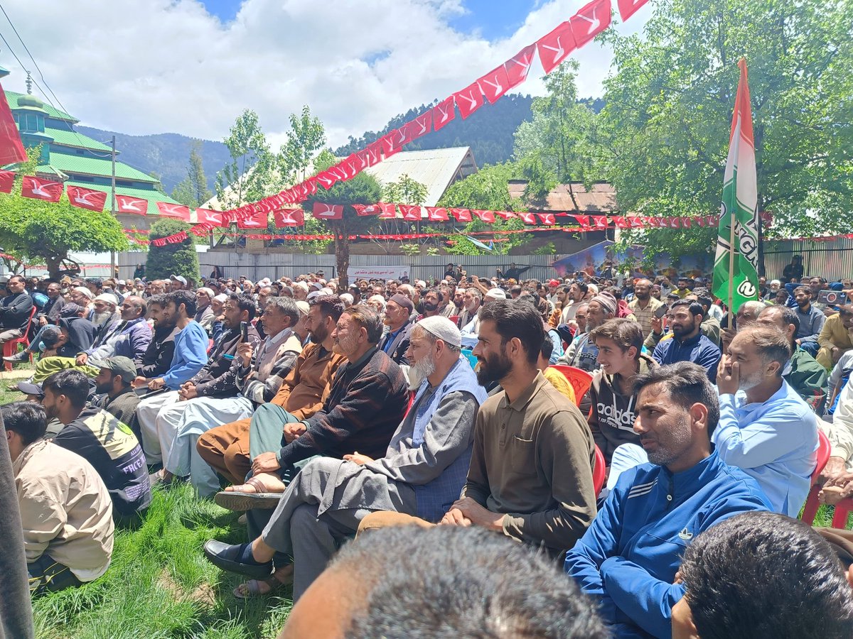#KNSUPDATE

Choudhary Mohd Ramzan along with @shafqatwatali & DDC #Nutnussa, #Advocate Zahoor Magray toured various areas of Handwara including Kandi, Keegam, Chakk Keegam, Shadipora and Waterkhani.
On the occasion, Scores of influential People's Conference members pledged their…