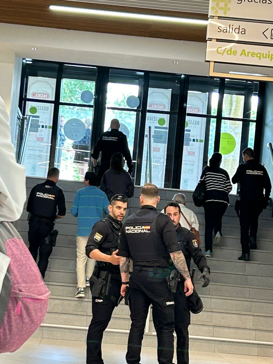 ULTIMA HORA 
Se están llevando a Rebeca García y al hermano detenidos en un carrefour aquí en Madrid no se si es por qué estaban robando o porque están solicitados por Interpol