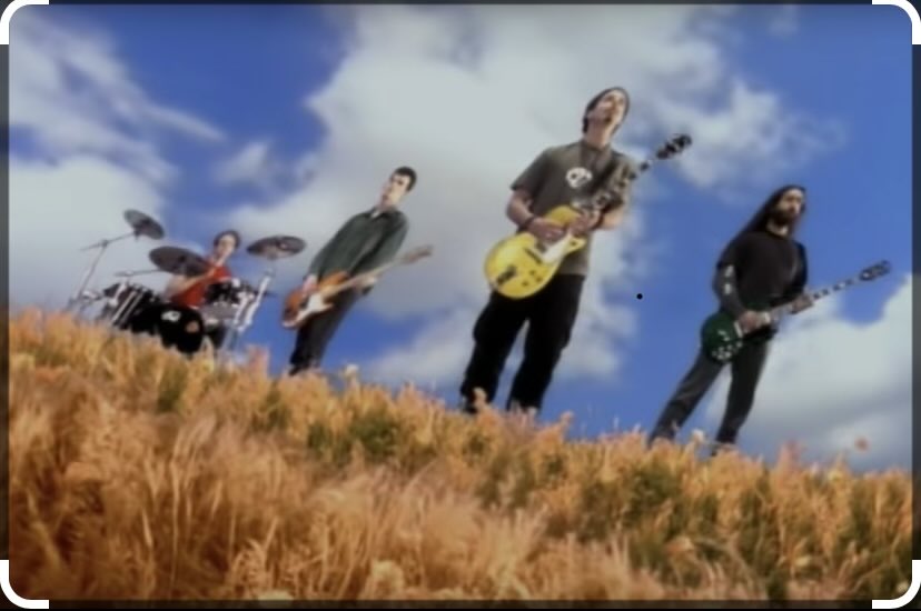 13/05/94
30 anni fa i Soundgarden pubblicavano il singolo #BlackHoleSun
La canzone è stata premiata come Miglior interpretazione hard rock ai GrammyAwards ‘95.Composta da Chris Cornell,che dichiarò di averla scritta in circa 15 minuti,dopo aver visto x tutto il giorno film horror