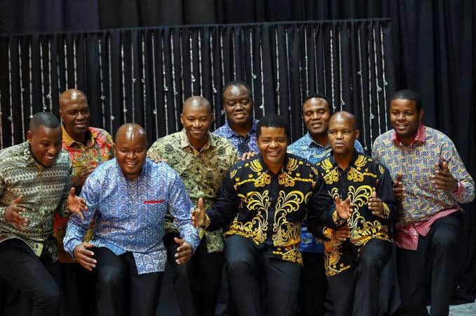 #NP Chain Gang @therealmambazo on #TheKazbah981 with @oluwaseun_ro Listen Live: smoothlive.smooth981.fm:8000/smoothlivefm128 ❤💙🤍 #Smooth981 #LoveMusic #LoveLife #SmoothFmLagos