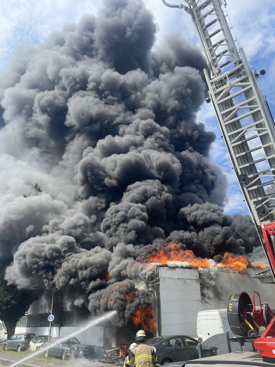 Die Feuerwehr Essen befindet sich derzeit bei einem Großbrand in Essen-Bergeborbeck im Einsatz. 

Dort kam es zu einem Brand eines Gewerbebetriebes.

Umliegende Anwohner*innen werden gebeten, Fenster und Türen geschlossen zu halten. Updates folgen! 

#essen112 #einsatzfueressen