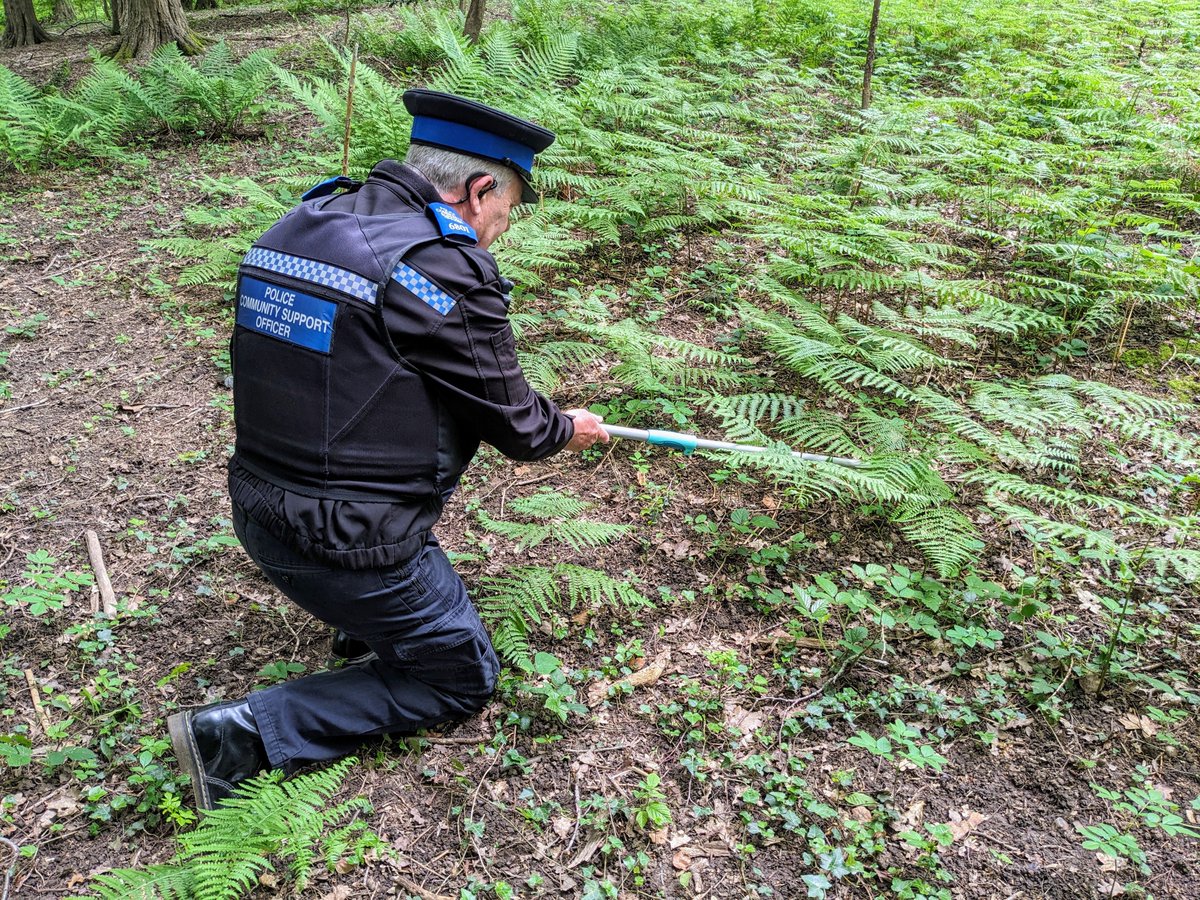 Op Sceptre ( Monday 13 - Sunday 19 May) is 'National Knife Crime Week of Action'. Local Teams conducting searches in parks today and for the rest of this week. News on other activities to follow. #OpSceptre #KnivesRuinLives #Iver #Geroge Green #Denham #C7958 #C6801