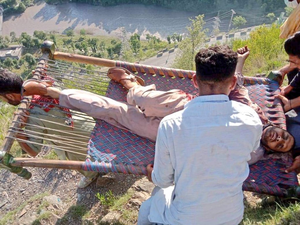 hassamsami99's tweet photo. Stop the violence! One life lost, three injured in Azad Jammu and Kashmir due to Rangers' gunfire during a peaceful protest. We demand justice and an end to brutality. Please raise the voice #StopTheViolence #Azad_kashmir #AzadKashmir @HamidMirPAK @MirMAKOfficial https://t.co/Ix3wAQ2GgK