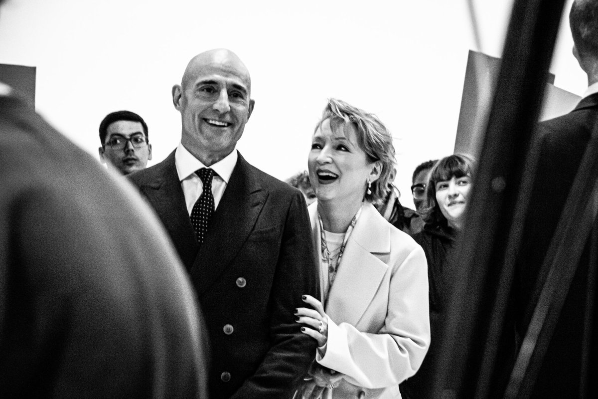 🎭 BEHIND THE SCENES 🎭 Behind the scenes images have been released of Mark Strong and Lesley Manville during a cast photoshoot for @OedipusWestEnd. To book tickets, please click on the link below… prf.hn/click/camref:1… #ad 📸 Justine Martin