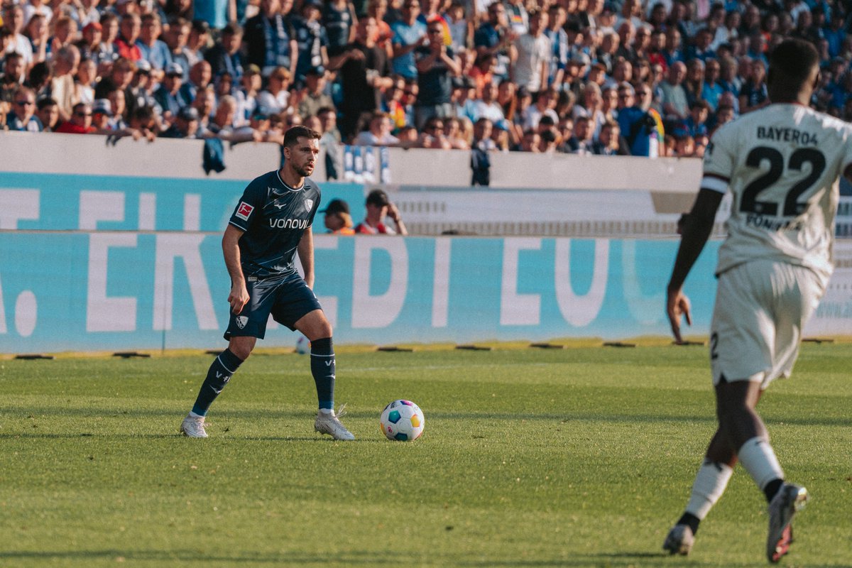 #BOCB04 war für Kevin #Stöger Ligaspiel Nummer 100 im VfL-Trikot! 63 Mal Bundesliga, 37 Mal 2. Liga. Glückwunsch zu dieser Marke, Stögi!🤝