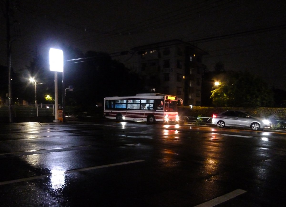 夜の立川バス。雨の中遅くまでご苦労様。