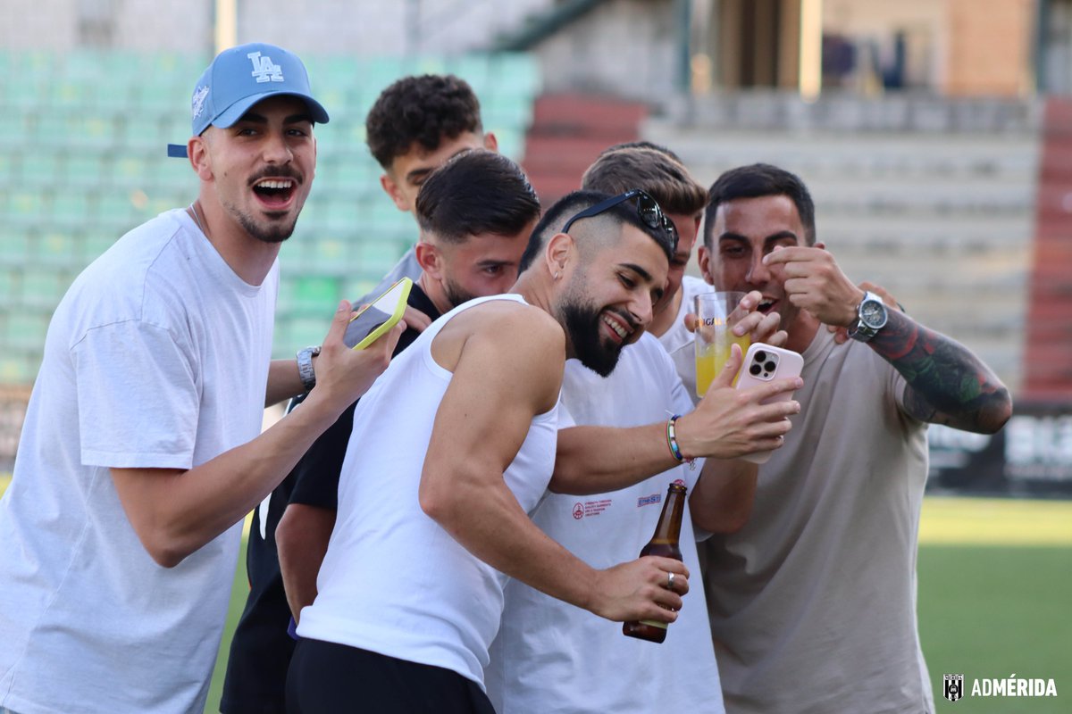 Merida_AD's tweet photo. 😍 ¡Qué bonito fue vivirlo todos JUNTOS! 🍍⚔️

🗣️ Ya sabéis ▶️ #HayQueCreer ⚪️⚫️ https://t.co/XF7xJ60Ygc