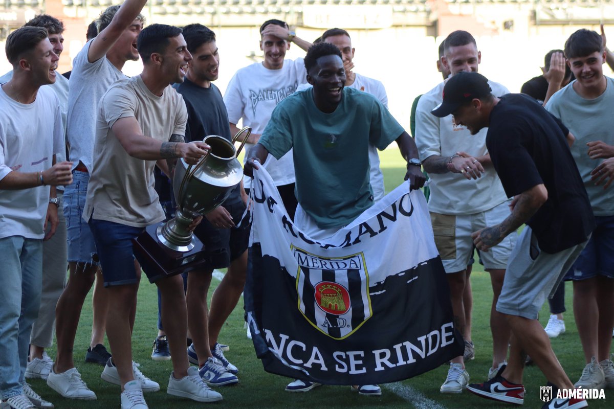 Merida_AD's tweet photo. 😍 ¡Qué bonito fue vivirlo todos JUNTOS! 🍍⚔️

🗣️ Ya sabéis ▶️ #HayQueCreer ⚪️⚫️ https://t.co/XF7xJ60Ygc