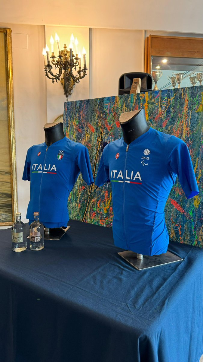 Eccola 😍💙 Svelata oggi a Napoli la maglia azzurra che i nostri atleti vestiranno alle Olimpiadi e Paralimpiadi di #Paris2024 #nazionaleciclismo #nazionaleparaciclismo #magliazzurra
