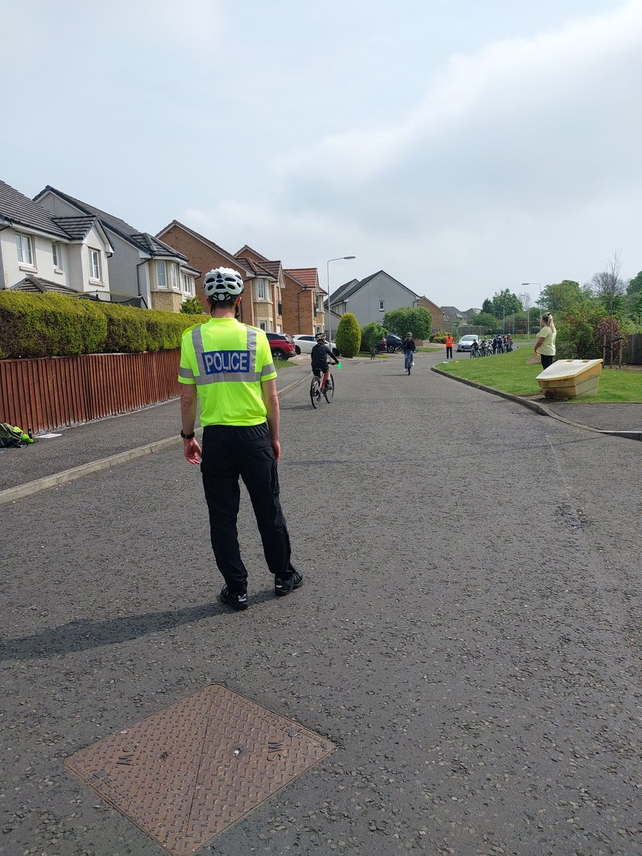 PSOSCowdenbeath's tweet image. Community officers from South West Fife and Cowdenbeath assisted delivering #Bikeability level 2 at Duloch Primary School today with a group of pupils. Bikeability teaches pupils how to cycle safely on roads and paths, giving them confidence to get out and ride.

#OpParamount