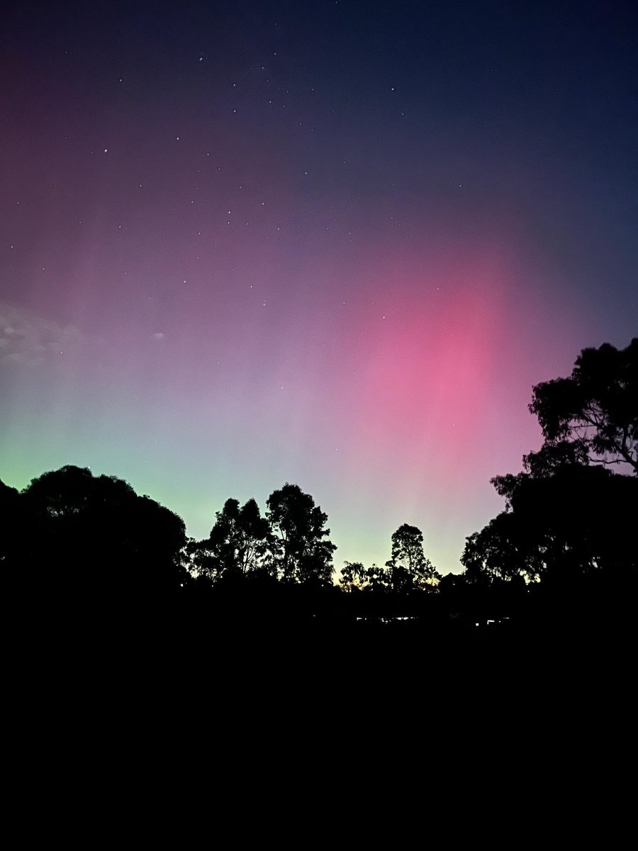 Aurora Australis dazzling in the Melbourne sky ✨  #auroraaustralis #bundoora #latrobe 

Southern lights put on a stunning show and treated us to a rare astronomical event!
