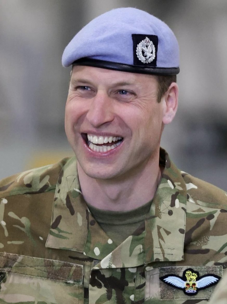 HM the King officially handed over the role of Colonel-in-chief of the Army Air Corps to the Prince of Wales. Here are some pictures of our beamy Prince in uniform !He’s been carrying out quite a few engagements lately. Which can only mean one thing: our Princess is on the mend!