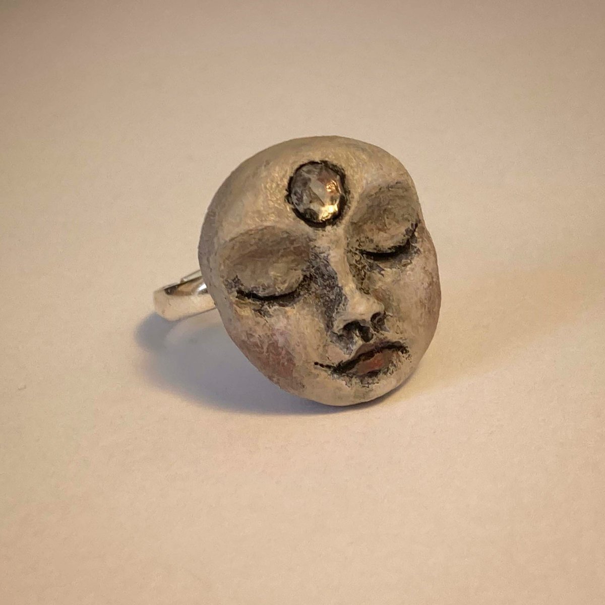 New doll face rings available on my Etsy shop; etsy.com/uk/shop/Poison… #polymerclaysculpture #handsculpted #etsyhandmade #facesculpture #artjewellery #statementring #claysculpture #dollface #artdoll