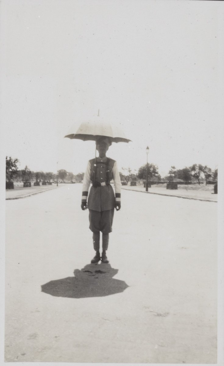 #Summer temperatures are soaring in India. This is how one can use some protection outdoors. A traffic policeman beating the heat in New Delhi in 1929. #History #Weather #Delhi @ssharadmohhan @DalrympleWill @Peachtreespeaks @PunjabiRooh @swativashishtha @asifalikhan_1 @IMDWeather