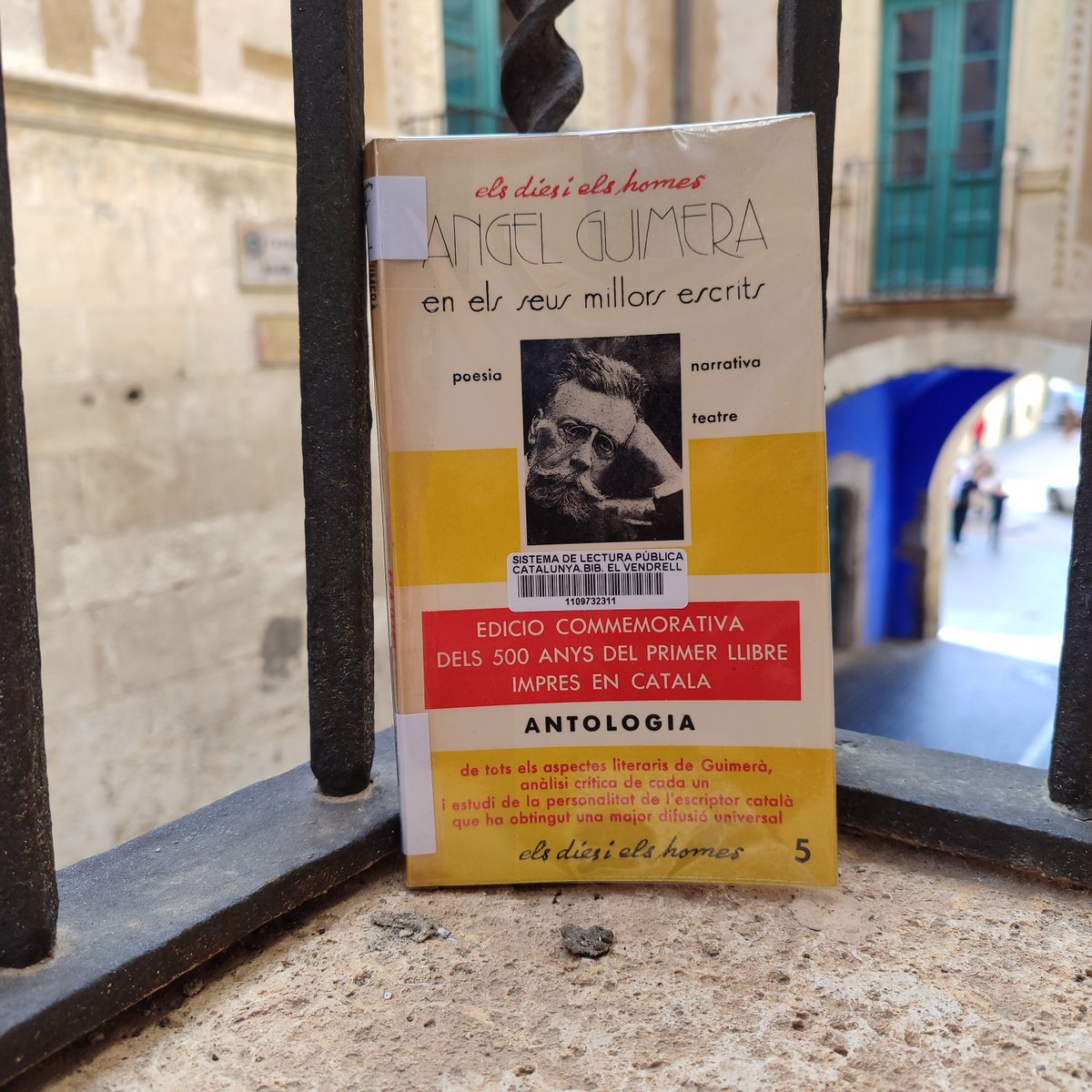 I amb més motiu que mai, des de la @BiblioVendrell continuem fent créixer el fons Guimerà amb la incorporació de llibres com aquest! “Àngel Guimerà en els seus millors escrits”, un llibre publicat l’any 1974 per l’editorial Miquel Arimany on diferents autors parlen del Guimerà.