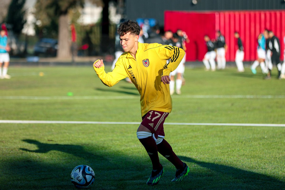 La calidad técnica de Santos Torrealba es altísima.

Con balón, orienta el juego con sentido; sin dejar de ser vertical y desequilibrante. Sin pelota, no escatima en esfuerzos y se ubica en espacios para recibir y girar.

Si bien no comparten roles, tiene similitudes con Telasco.