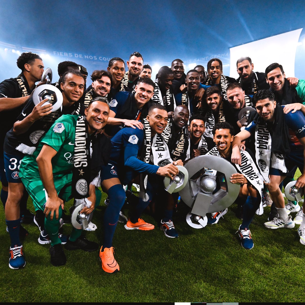 Champions de France 🏆
Bravo à tous et un grand merci aux supporters pour la force 🙏🏾
<a href="/psg/">sellout</a> ❤️💙…