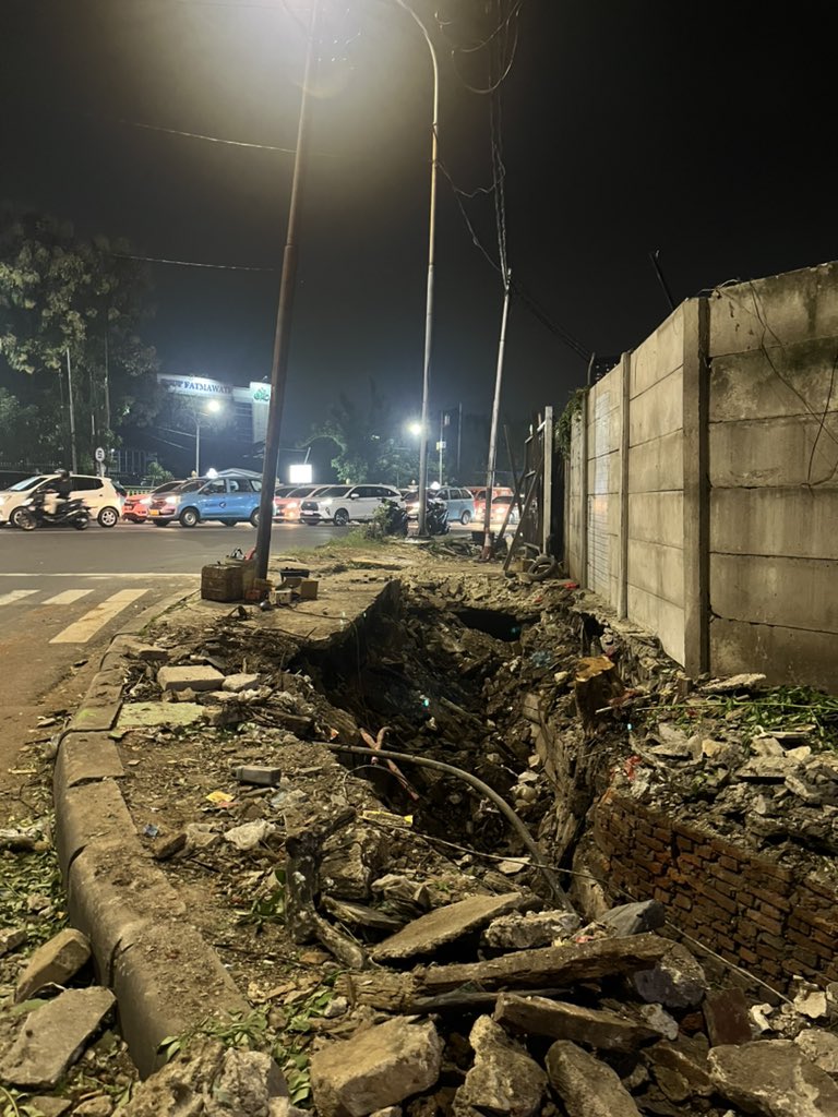 dailydinbo's tweet image. “orang indonesia malas jalan kaki”