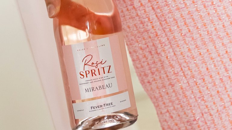 UK mixer company Fever-Tree has launched a pink Rosé Spritz in collaboration with French wine producer Maison Mirabeau. @FeverTreeMixers said this was the first time it had collaborated on a product with another brand. Just-drinks.com/news/fever-tre…