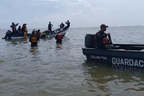 Hallan más partes de la avioneta siniestrada en el lago de Maracaibo y continúa la búsqueda de los otros cuerpos via @maduradascom maduradas.com/hallan-mas-par…