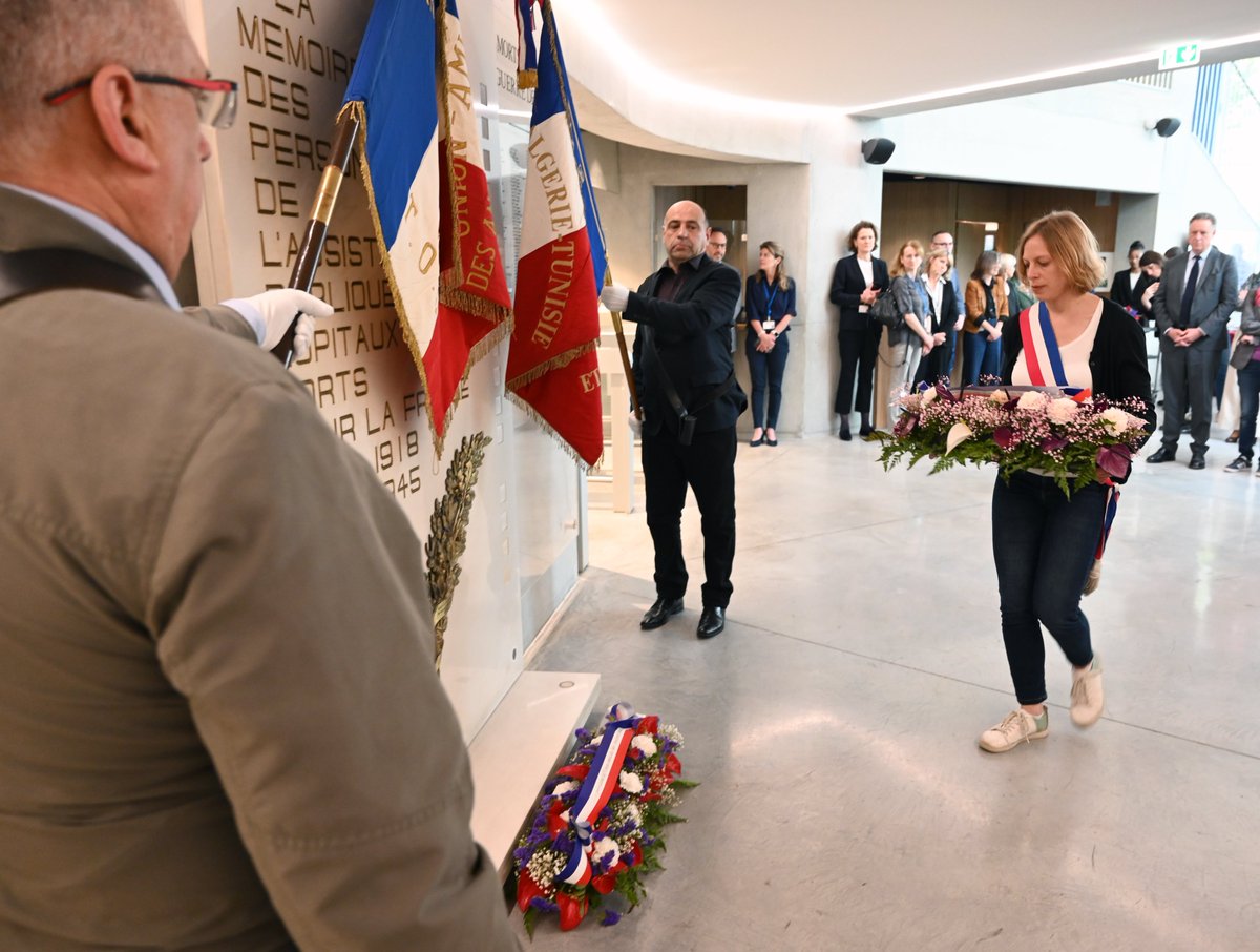 🇫🇷 La cérémonie de commémoration du 79ème anniversaire de la Victoire du #8mai1945 s’est tenue aujourd’hui au siège de l’AP-HP, à l'@HopSaintAntoine @nicolasrevel et @anneclaire_boux ont rendu hommage aux personnels de l’AP-HP morts pour la France