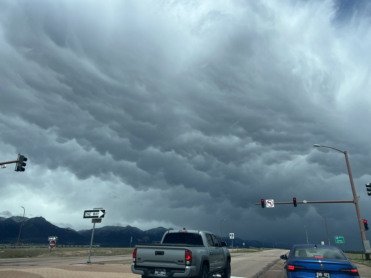 Some pretty cool mammatus clouds, seen yesterday on the north side of Colorado Springs. My fave ⛈️

#cowx