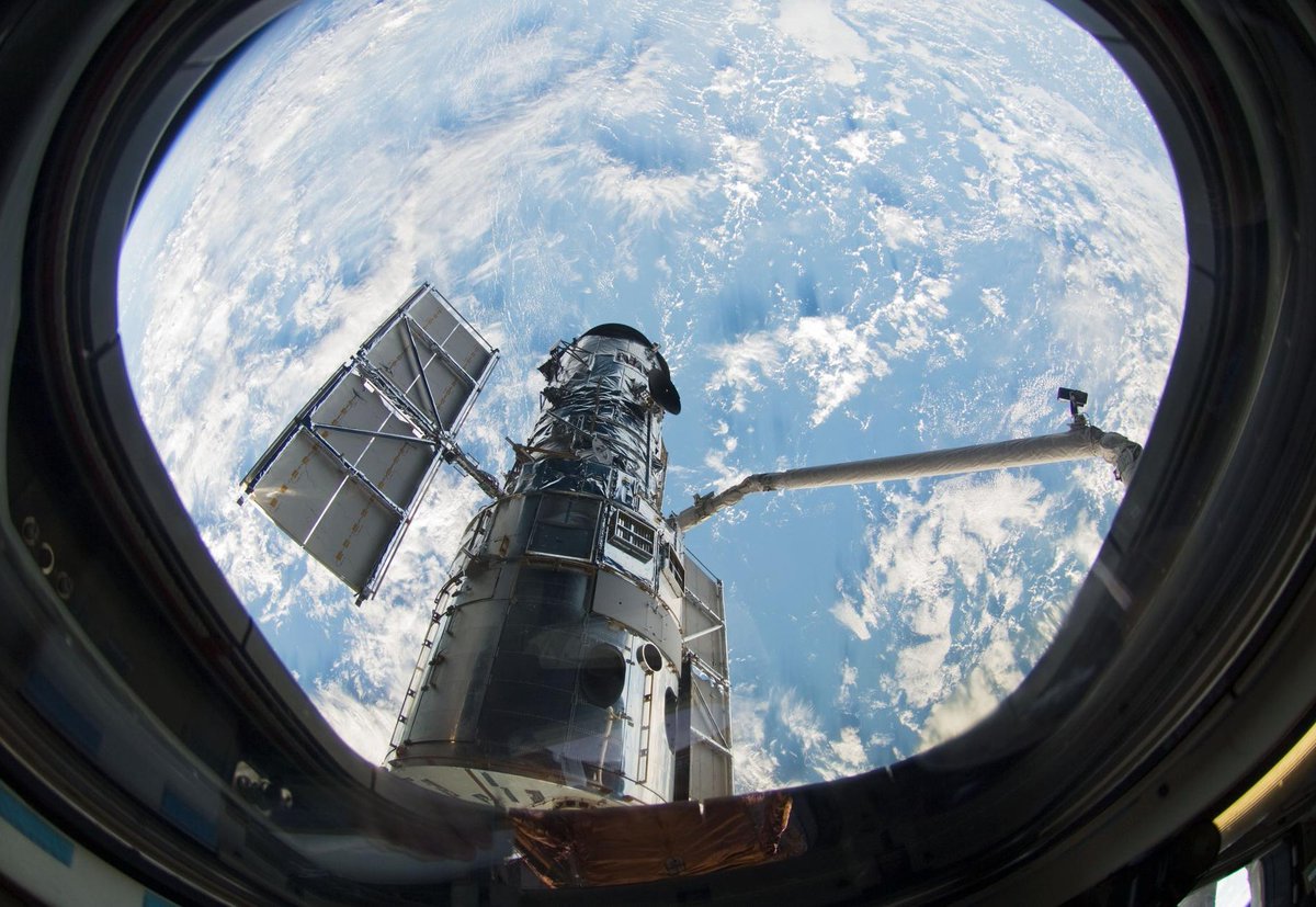 The STS-125 crew captured Hubble #OTD in 2009 with Atlantis's robotic arm, docking the space telescope in the shuttle’s cargo bay. Hubble was revitalized over almost 37 hours of extravehicular activities (EVAs) during this final servicing mission! go.nasa.gov/3wBbsLJ