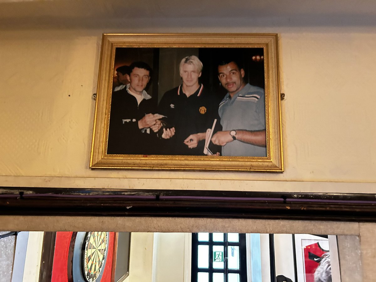 As ever great to catch up with @Rowetta & quite poignant to see a photo of my late great friend & United legend Coco on the wall of the pub. #bringbackthenineties
