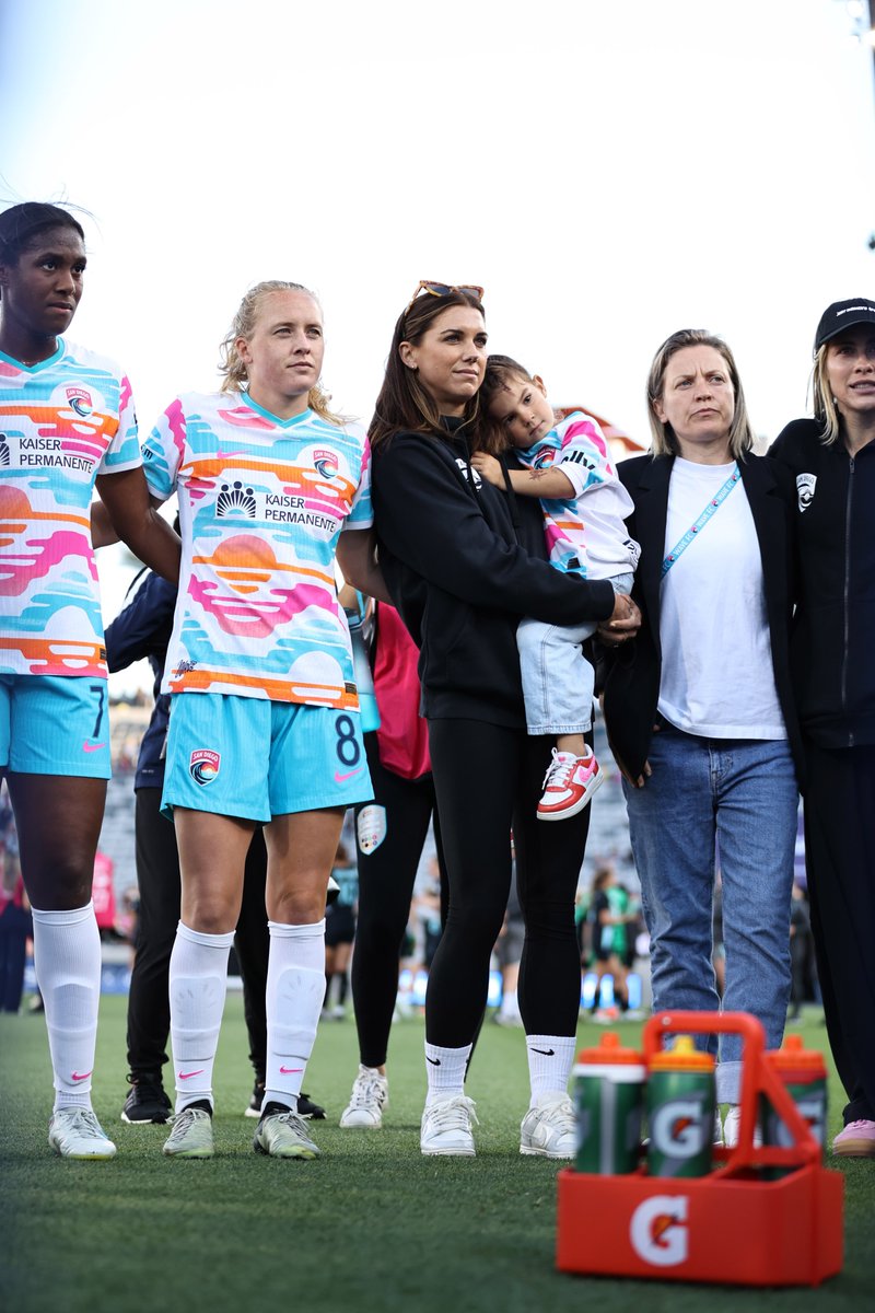 Alex Morgan and Charlie during the #MakeWaves game yesterday 

📸 Julia Kapros

#Scheduled ⏱️