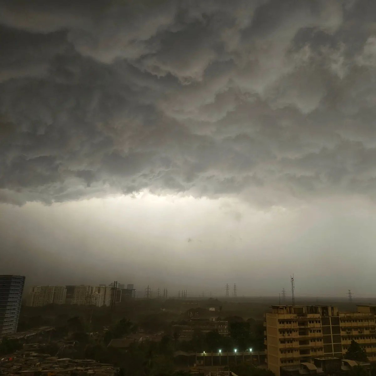 🎦 Nothing short of a Apocalyptic style Hollywood movie 📍Kanjumarg, Mumbai afternoon time dated 13.05.2024 #MumbaiWeather #Mumbai #MumbaiRain #Mumbaistorm Do share your pics and Vids in the comments