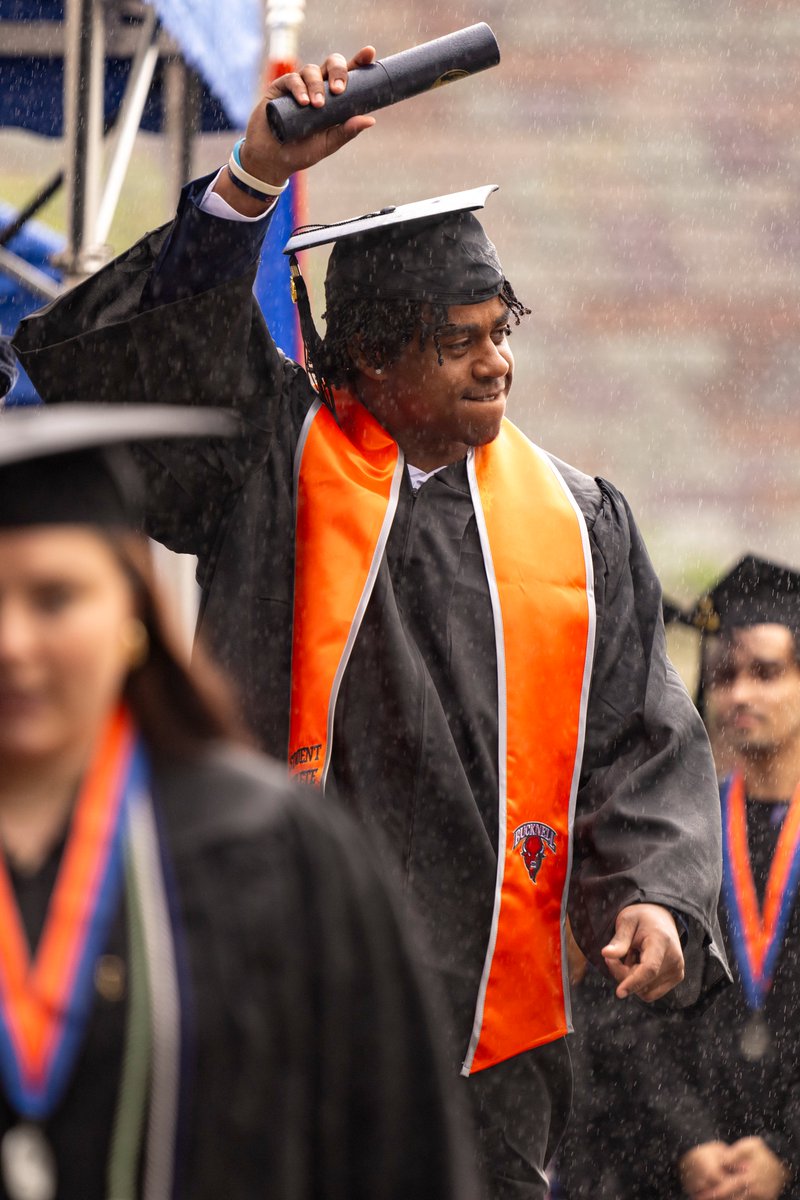 Bucknell_FB's tweet photo. Congratulations to our 2024 graduating class! 🔶🔷 A job well done. 👏🎓 #rayBucknell | #ACT https://t.co/nueSzqGFEo