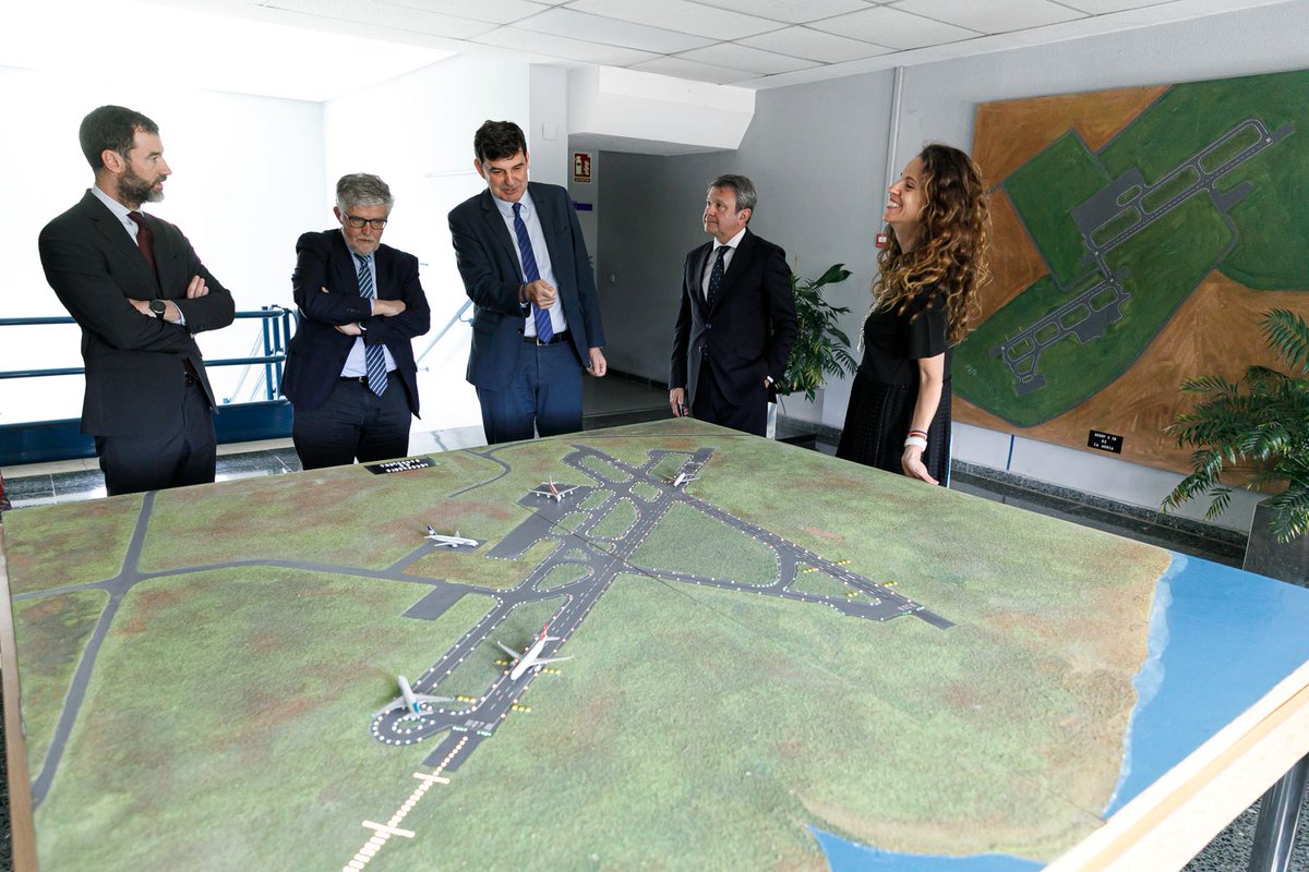 📌 El Secretario de Estado, @jasantano ha visitado el centro de formación de @SENASA_Spain donde ha visto el simulador de la escuela de control aéreo.