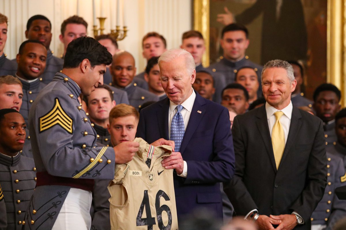 PHOTO: One week ago, #ArmyFootball 2023 captain Jimmy Ciarlo presents President Joe Biden with No. 46 jersey at Commander in Chief’s celebration at The White House #CICChamps 📸 Army West Point Athletics