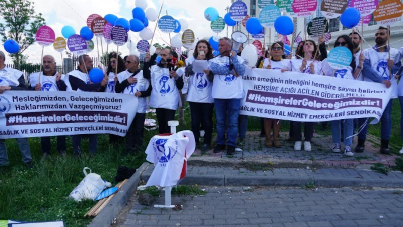 Hemşireler Günü dolayısıyla Sağlık Bakanlığı önünde açıklama yapan SES, “İnsanca yaşamak istiyoruz” ve “Yaşamak yaşatmak istiyoruz” diyerek taleplerini sıraladı. ➡️tinyurl.com/ybk3scek