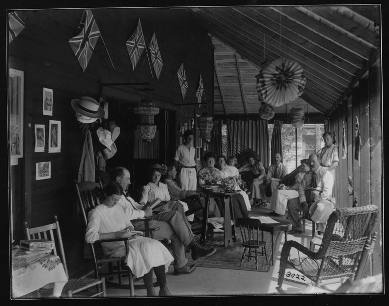 How will you be spending #VictoriaDay next Monday? Perhaps packed into the porch of a cottage at Winnipeg Beach like these folks from a 1914 L. B. Foote photograph? bit.ly/4dt3Jjv #manitobasummer