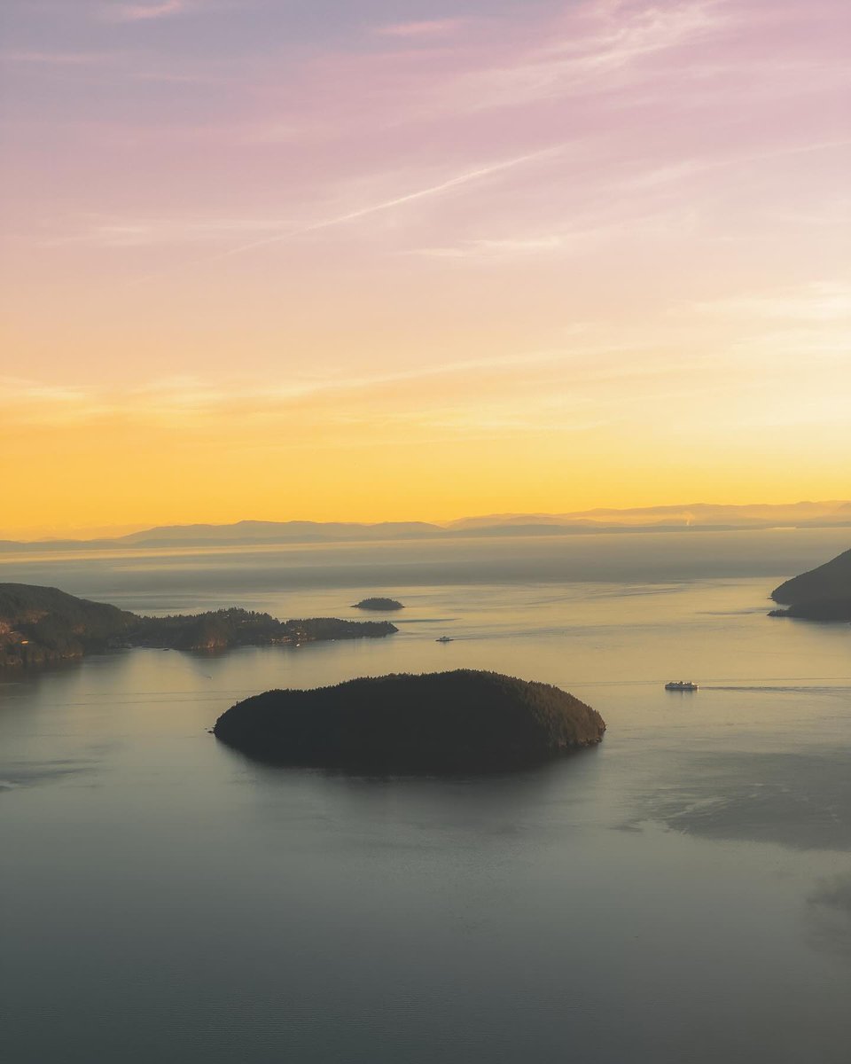 Calling all weekend warriors 🥾 The Howe Sound Crest Trail is a 26.2 kilometer adventure that boasts 360 views of the greater Vancouver area and surrounding islands like Melody Point. Save this trail! 📸 @marco.firouz 📍Howe Sound Crest Trail, Canada bit.ly/44LJpVV