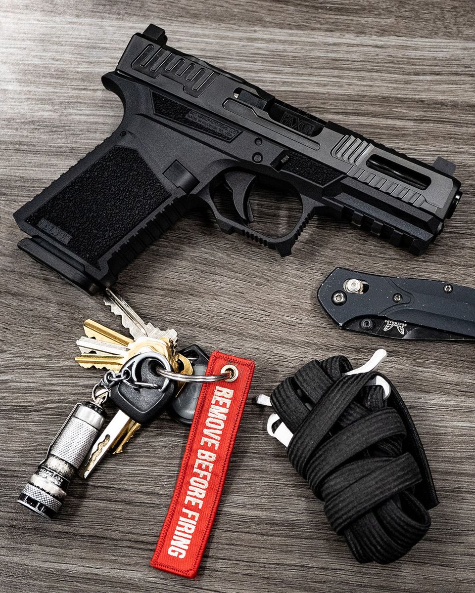 🎒 What's in your EDC?
bit.ly/3UD4huO 
.
.
.
.
.
#Faxonfirearms #Faxon #firearms #madeintheusa #everydaycarry #edcgear #pocketdump #customknives #survival #edcknives #edcphotography #edccarry #edccommunity #knife #FX19