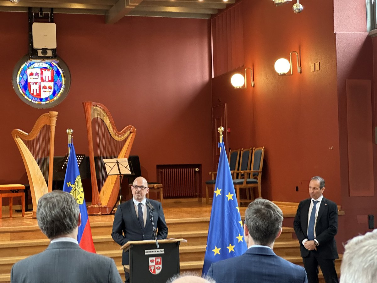 Delighted to be in #Liechtenstein for Europe Day, thank you @MavromichalisEU, @EUinSwitzerland & 🇱🇮 PM @DrDanielRisch for celebrating the importance of 🇱🇮🇪🇺 cooperation and friendship. Then a very interesting briefing by 🇱🇮 FM @DominiqueHasler on global issues!