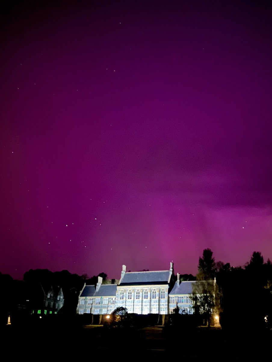 Magical skies over Mount Kelly! #NorthernLights