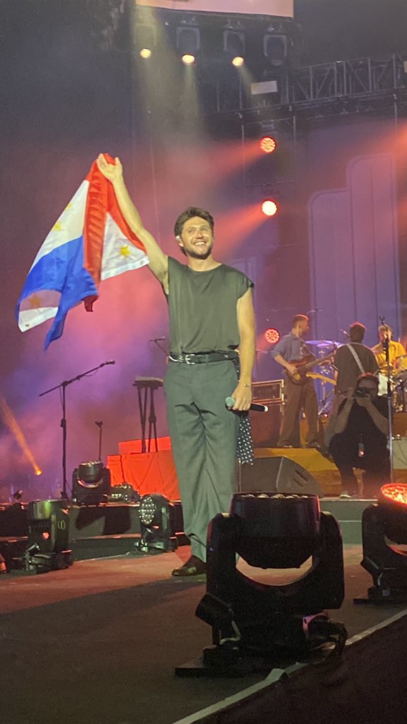 Just to make sure, Niall is in good faith waving the Philippine flag around. The laws are in place to prevent insult to our national symbol but Niall was waving it with pride.

#TheShowLiveOnTourPH
#TSLOTManila
#NiallHoranInManila