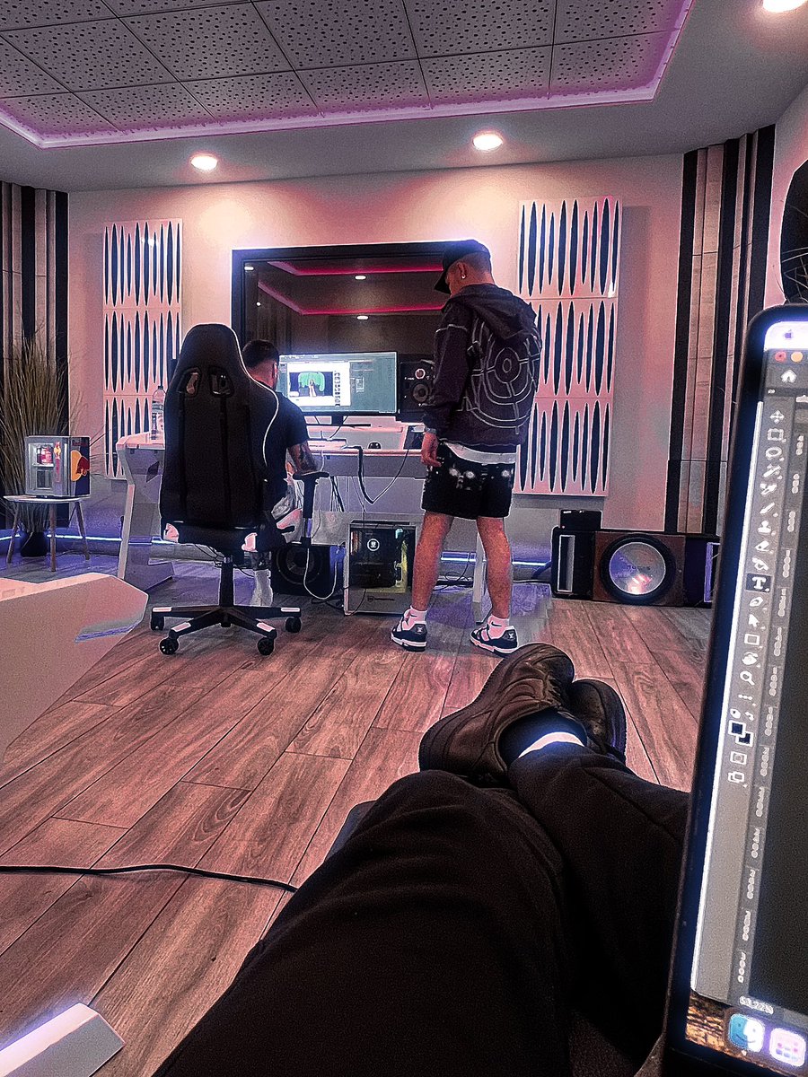 warriorcreative's tweet photo. Portada+Tracklist 
Para El Tiburón @Rvfvrxiz ✅

Diseño por mi 👨🏻‍🎨🦈

Un palo tras otro y así hasta 20 🥶 https://t.co/RgXtCu5pfI
